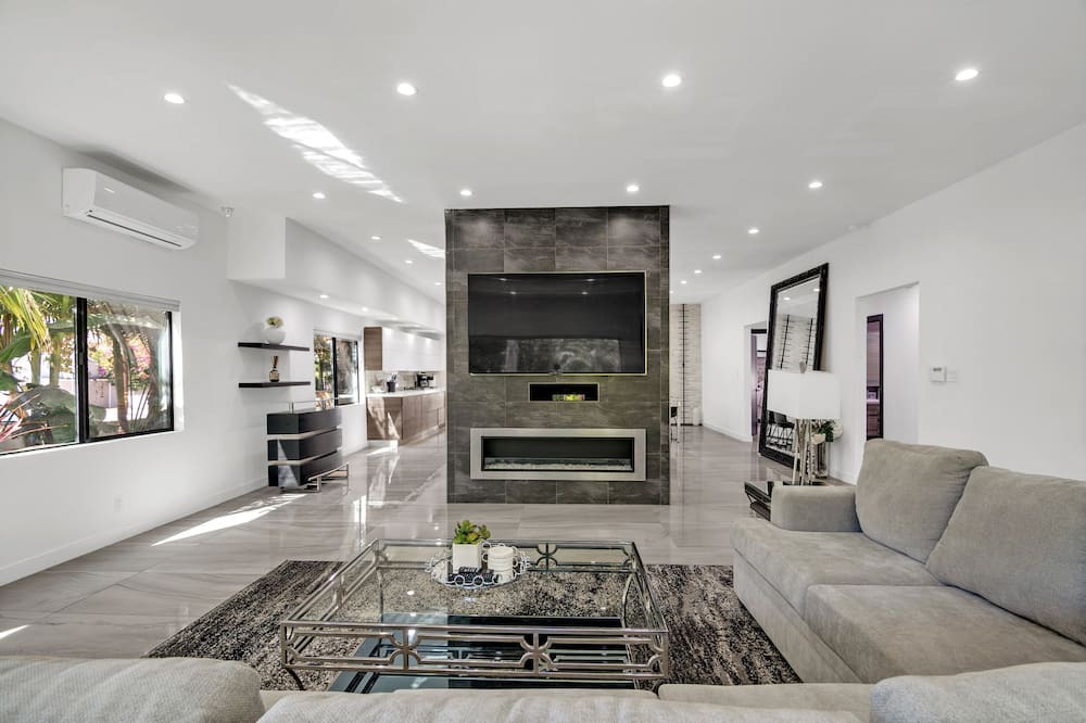 Photo of Livingroom in Greater Wilshire - Hancock Park
