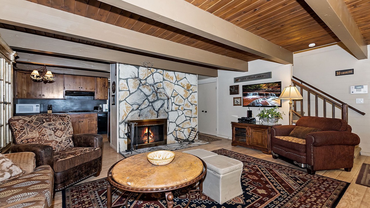 Photo of Livingroom in Summit Estates