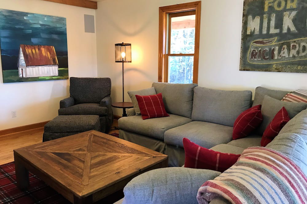 Photo of Livingroom in Maple City