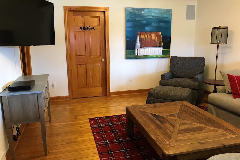 Photo of Livingroom in Maple City