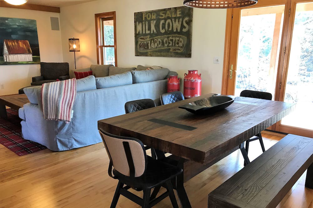 Photo of Livingroom in Maple City