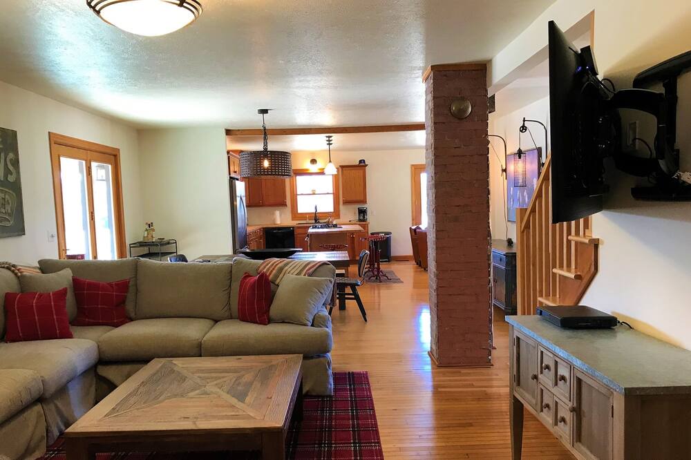 Photo of Livingroom in Maple City