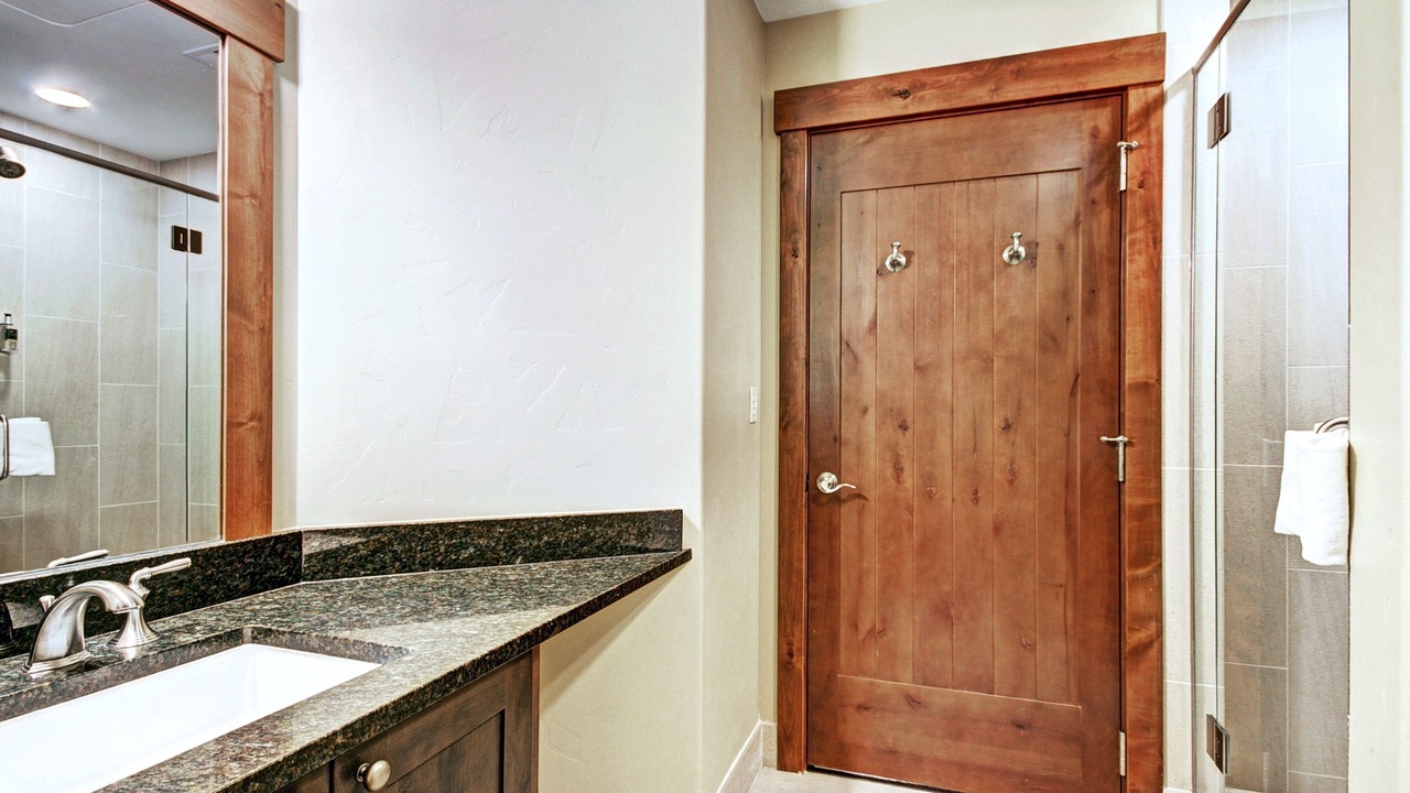 Photo of Bathroom in Peak 8