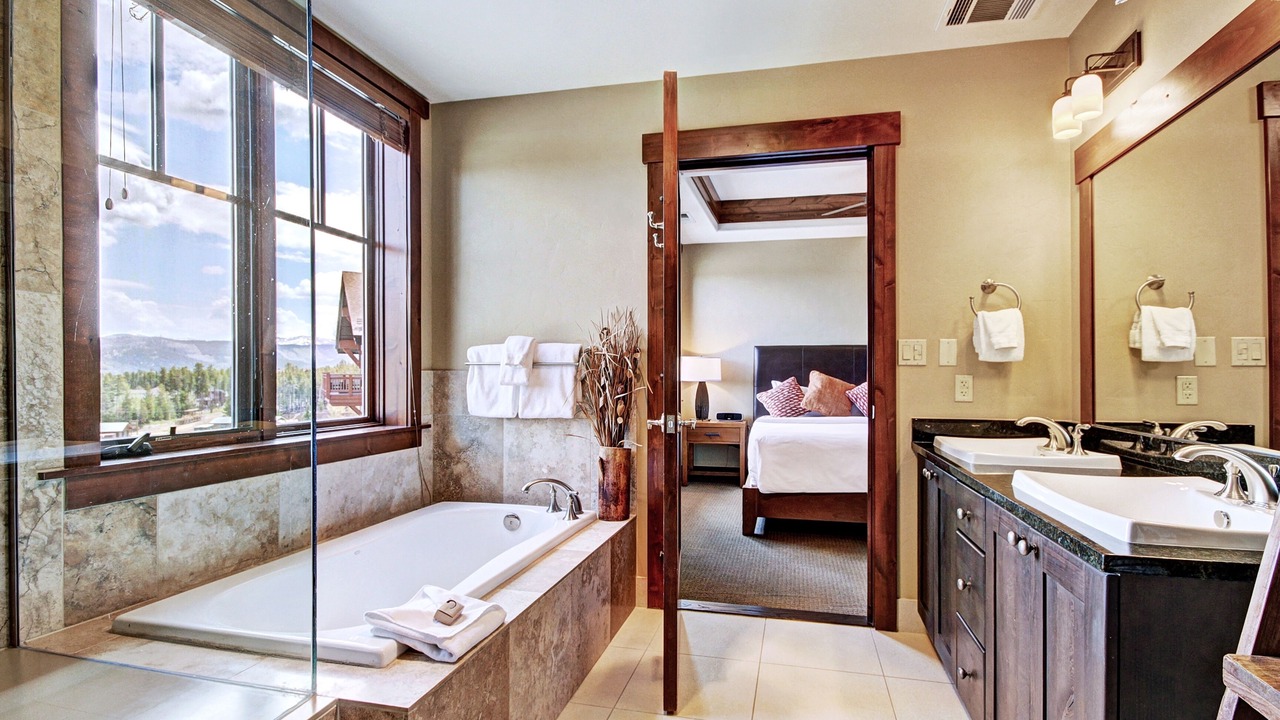 Photo of Bathroom in Peak 8