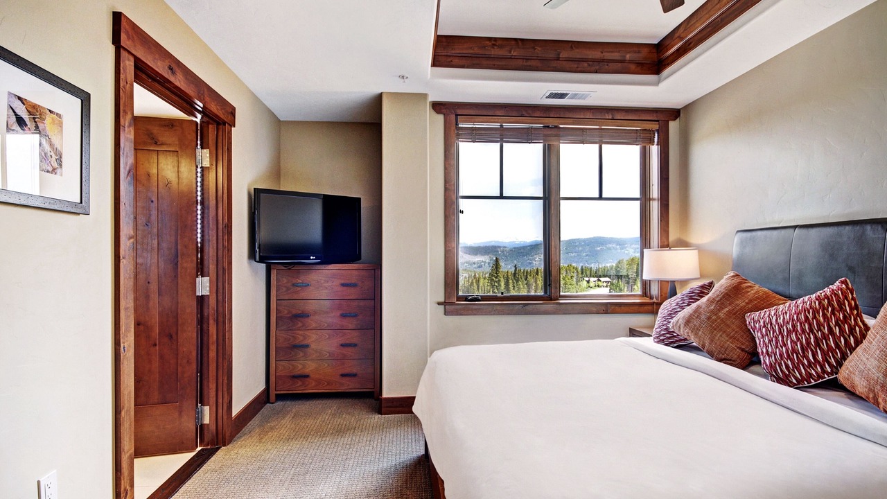 Photo of Bedroom in Peak 8