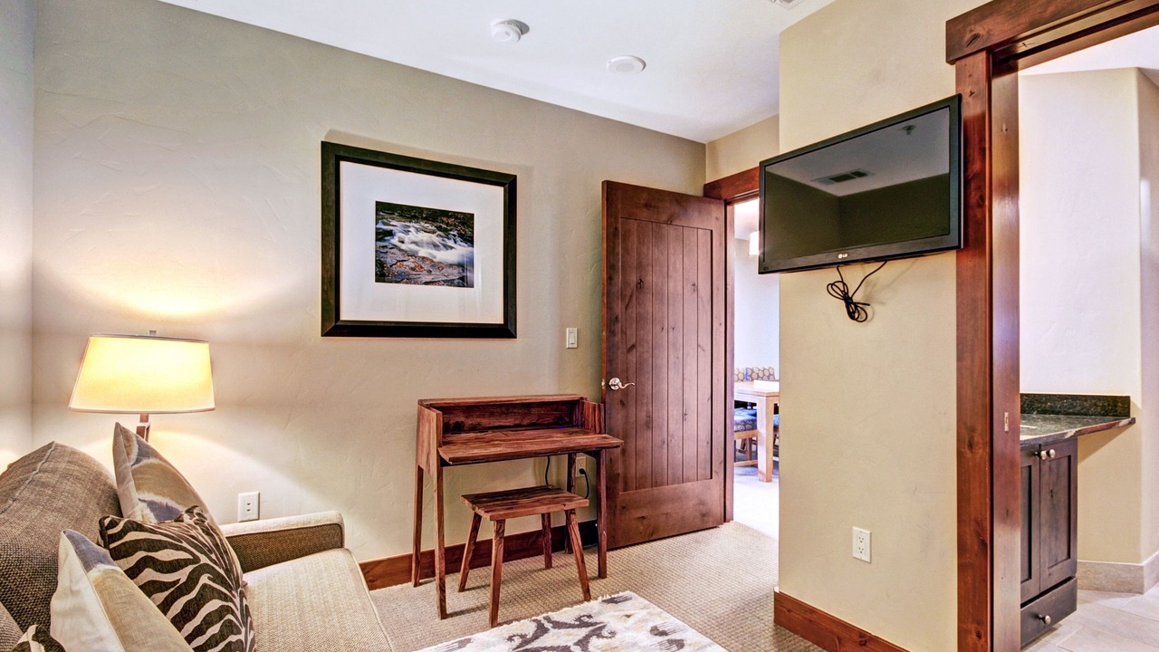 Photo of Livingroom in Peak 8
