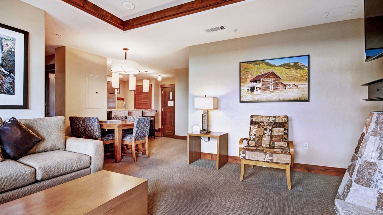 Photo of Livingroom in Peak 8