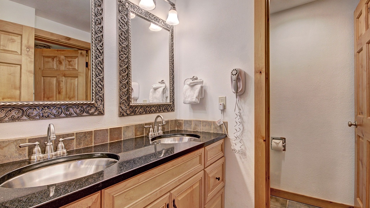 Photo of Bathroom in Peak 9