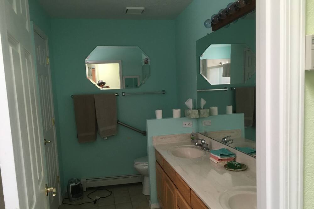 Photo of Bathroom in Palomas Park