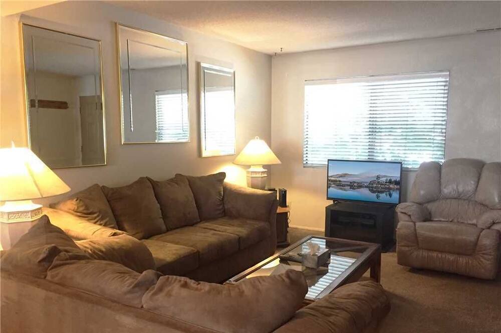 Photo of Livingroom in Summit Estates