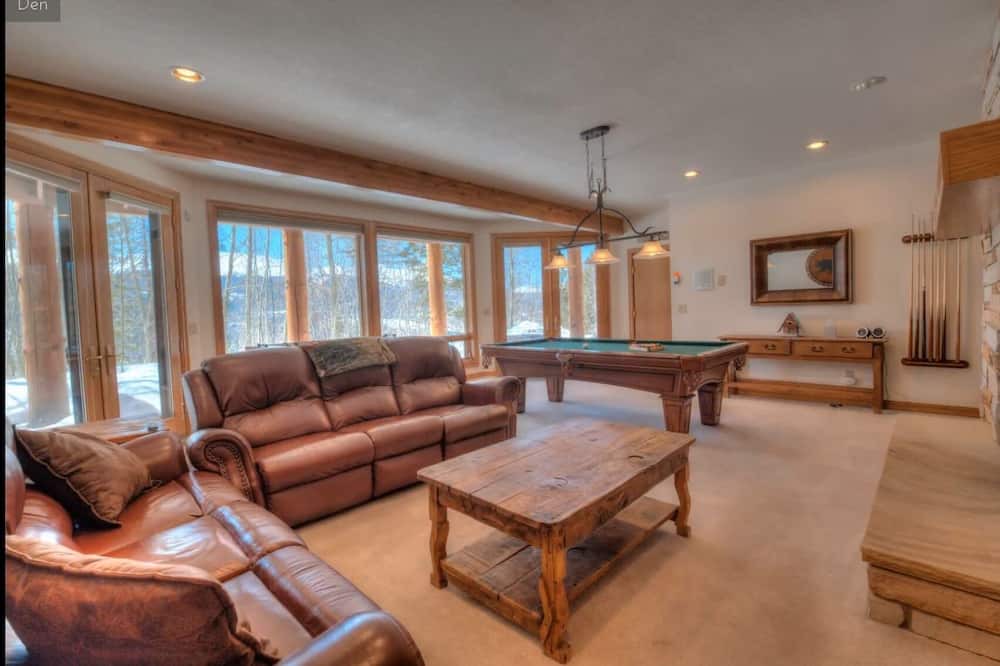 Photo of Livingroom in Forest Hills