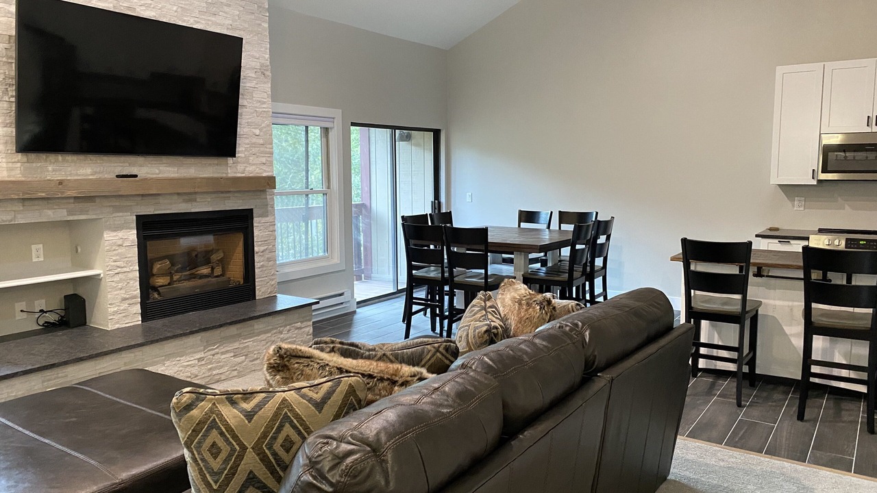 Photo of Livingroom in Peak 9