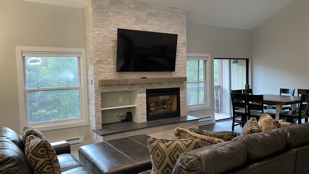 Photo of Livingroom in Peak 9