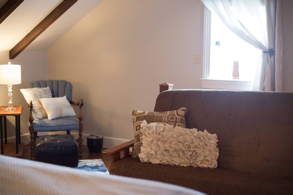 Photo of Livingroom in East Earl
