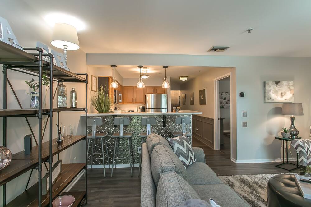 Photo of Livingroom in North Capitol