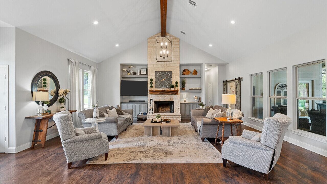 Photo of Livingroom in Lacy-Lakeview