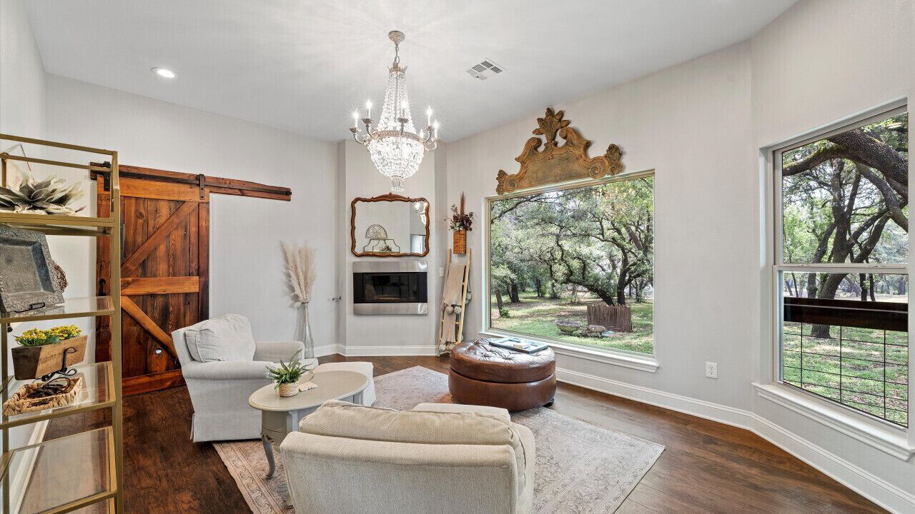 Photo of Livingroom in Lacy-Lakeview