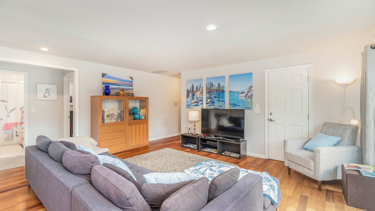 Photo of Livingroom in Clyde Hill