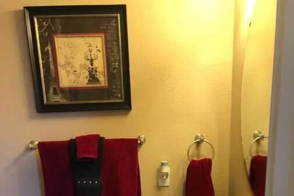 Photo of Bathroom in Golden