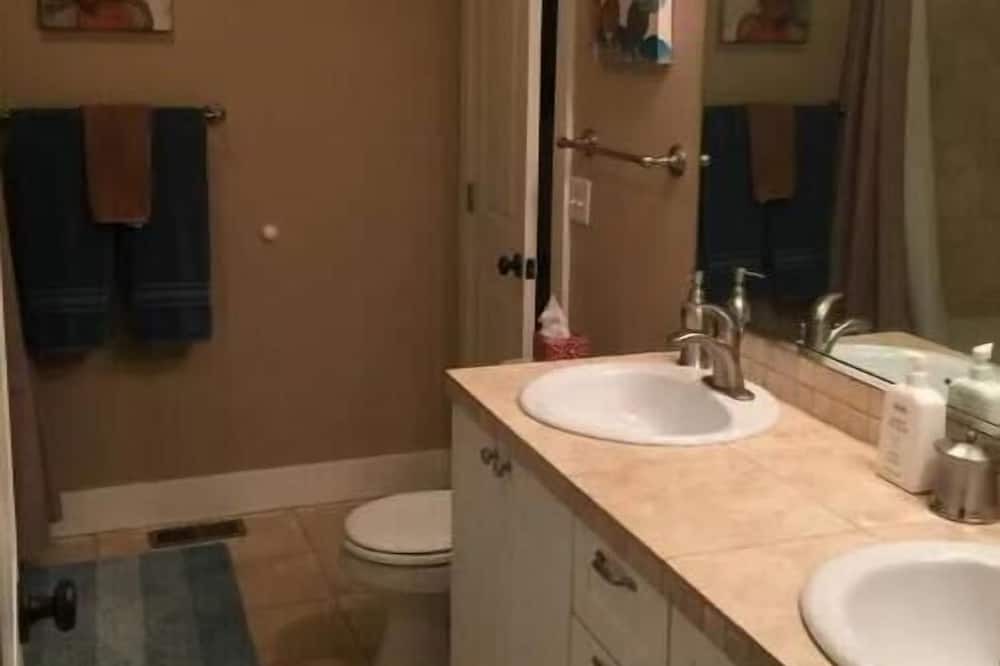 Photo of Bathroom in Golden