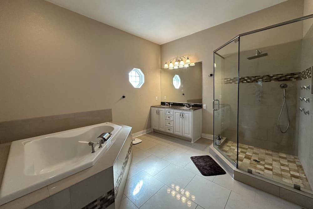 Photo of Bathroom in Whitehouse