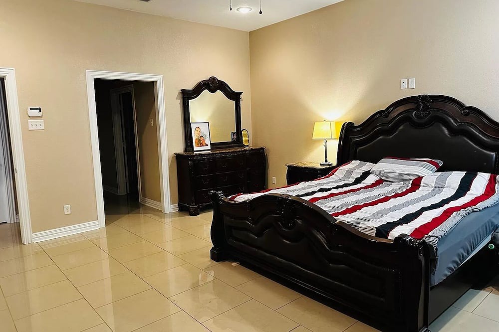 Photo of Bedroom in Whitehouse