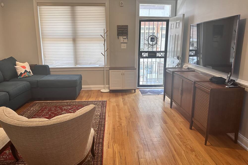 Photo of Livingroom in Graduate Hospital