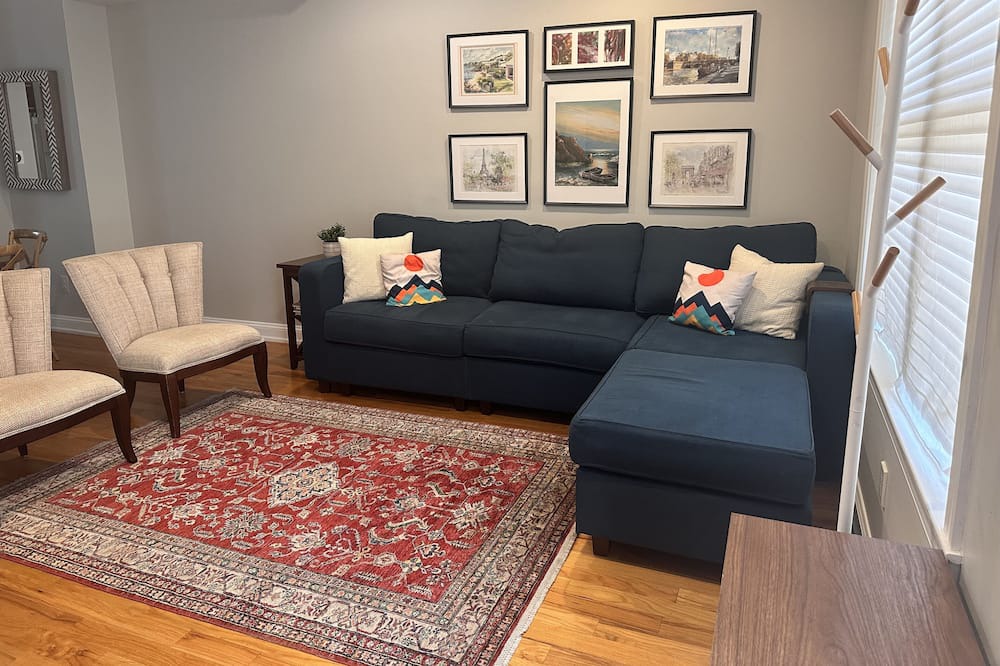 Photo of Livingroom in Graduate Hospital