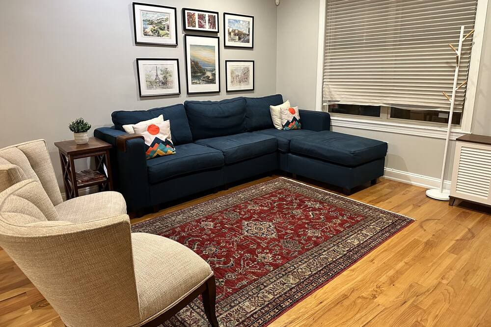 Photo of Livingroom in Graduate Hospital