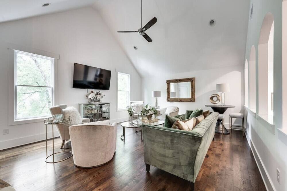 Photo of Livingroom in Green Hills