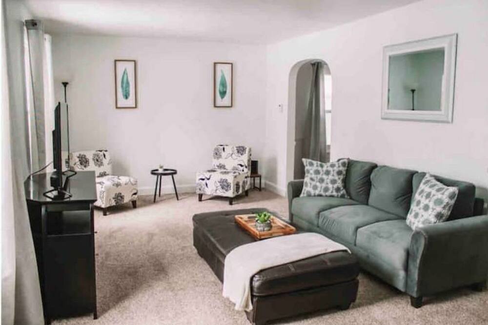 Photo of Livingroom in Elyria