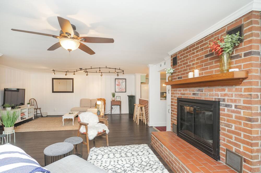 Photo of Livingroom in Blair Heights