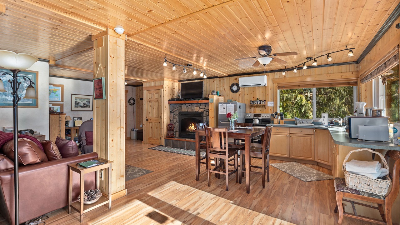 Photo of Livingroom in Gold Bar