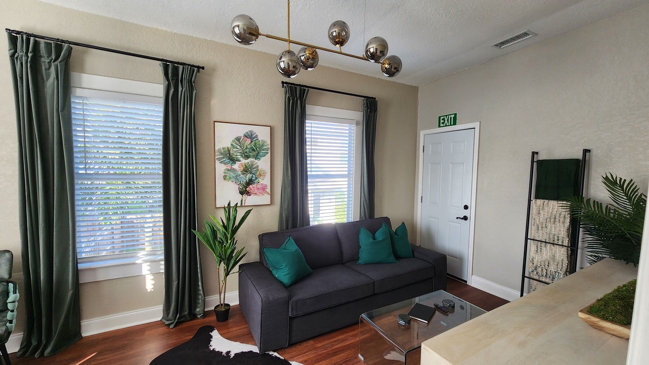 Photo of Livingroom in Courier City - Oscawana