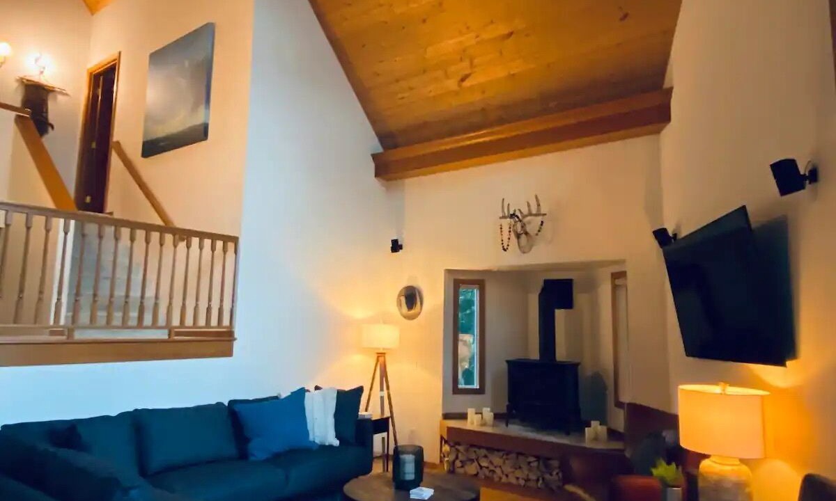 Photo of Livingroom in Gold Bar