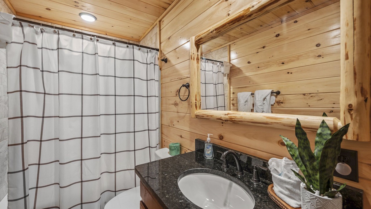 Photo of Bathroom in White Oak Lodge