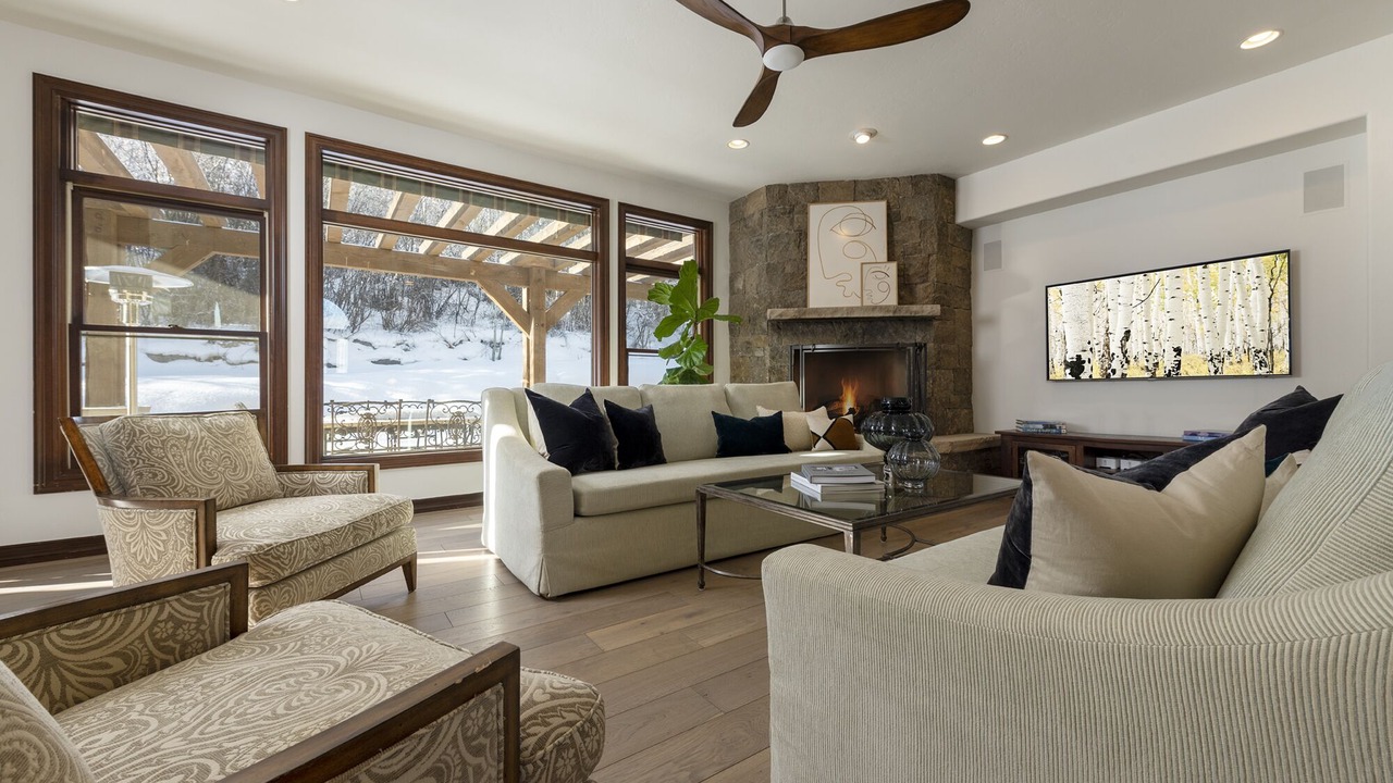 Photo of Livingroom in Edwards