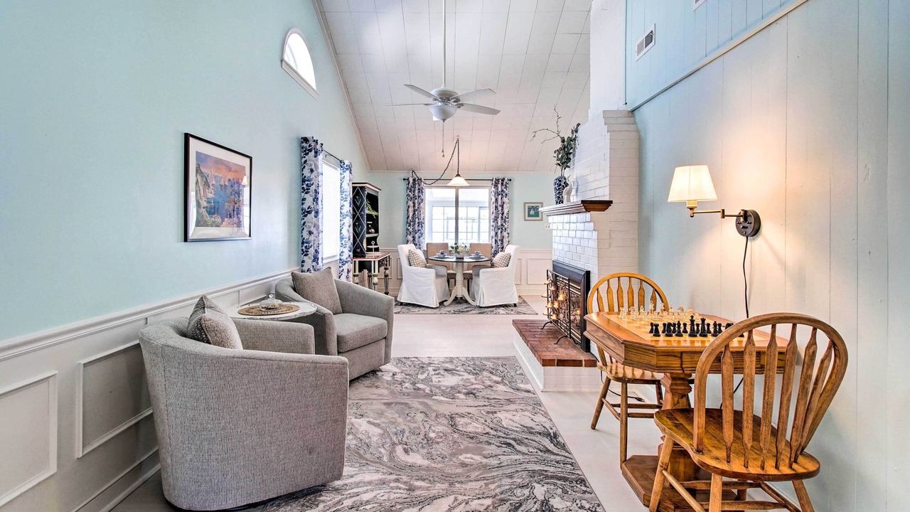 Photo of Livingroom in Colonial Beach