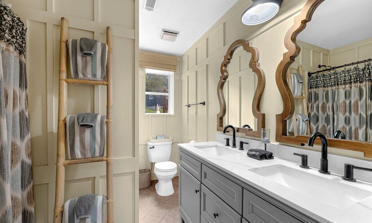 Photo of Bathroom in Ten Mile