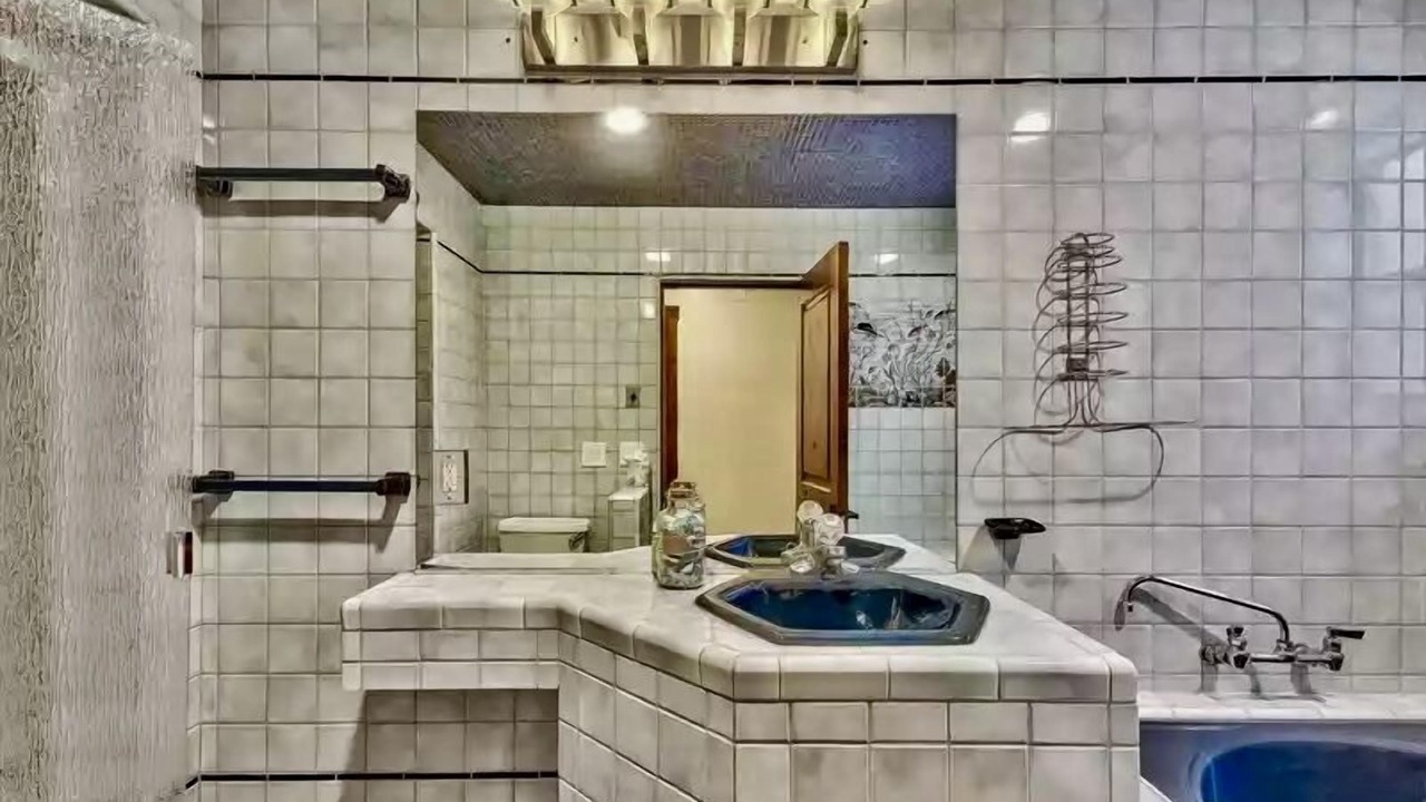 Photo of Bathroom in Round Hill Village