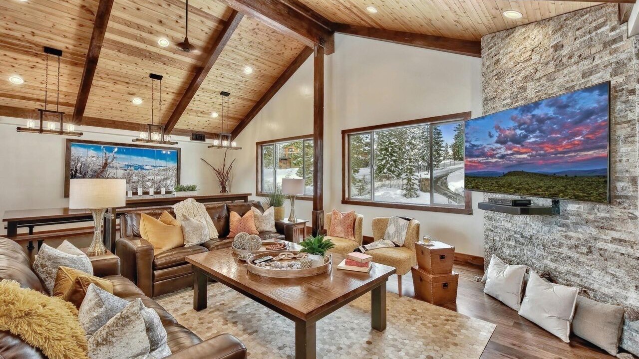 Photo of Livingroom in Round Hill Village