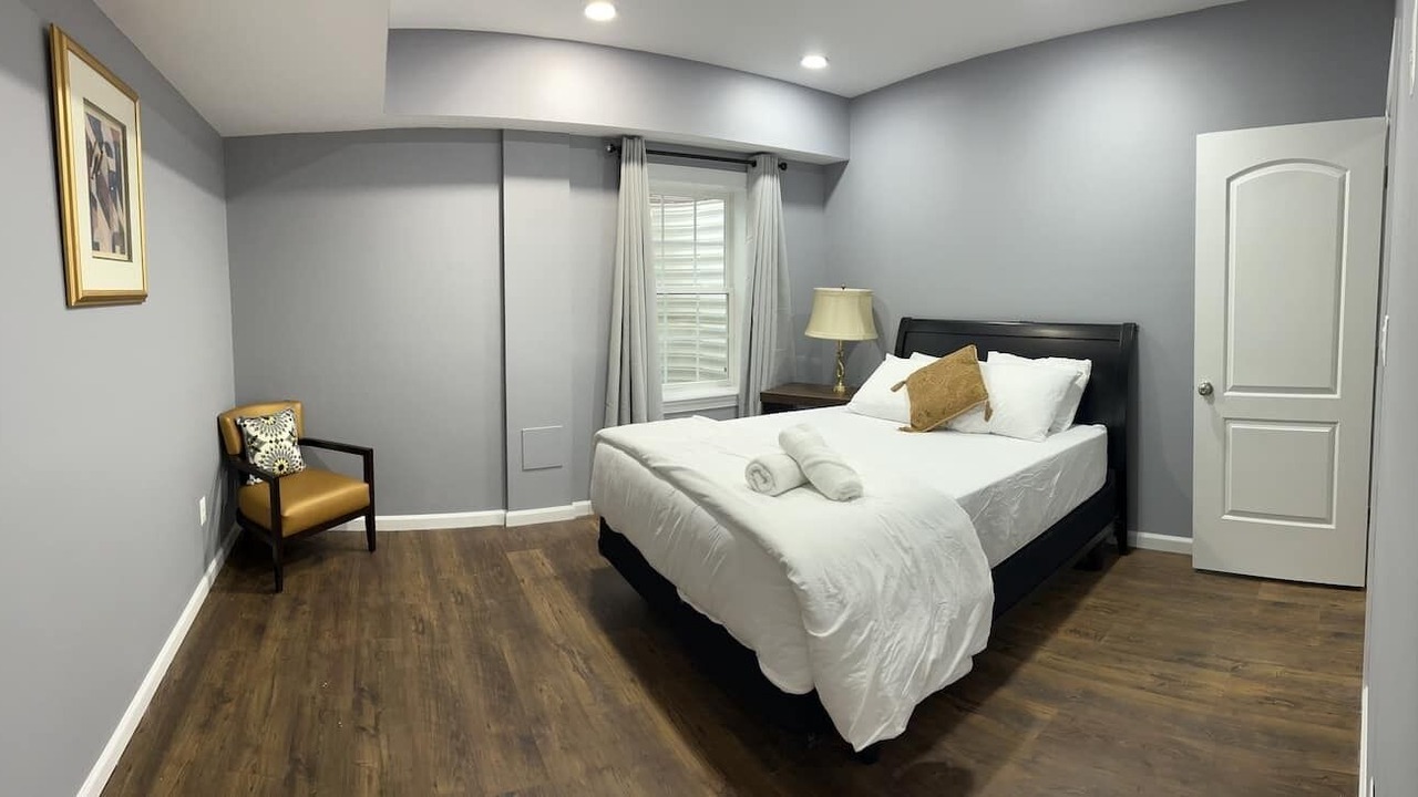Photo of Bedroom in Baileys Crossroads