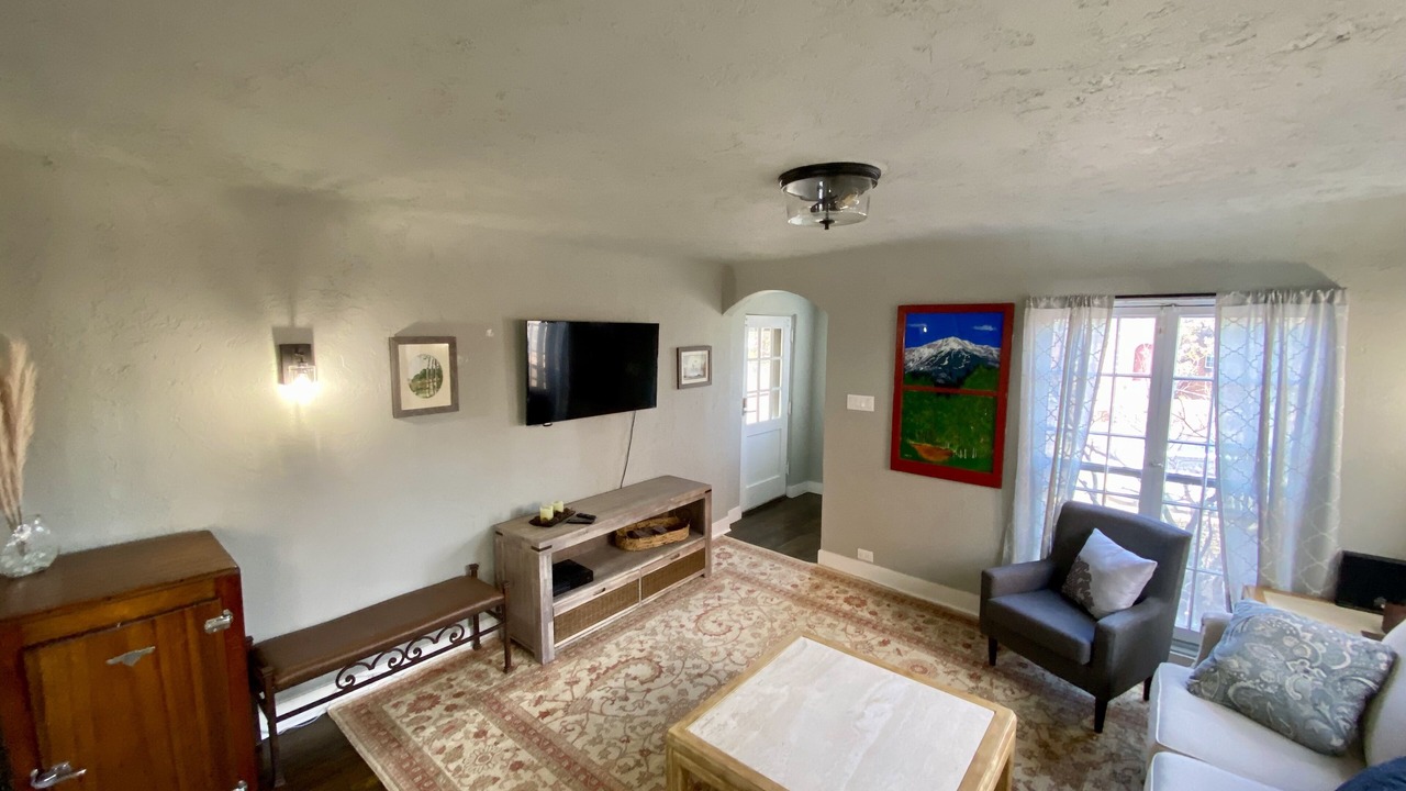 Photo of Livingroom in Edgewater