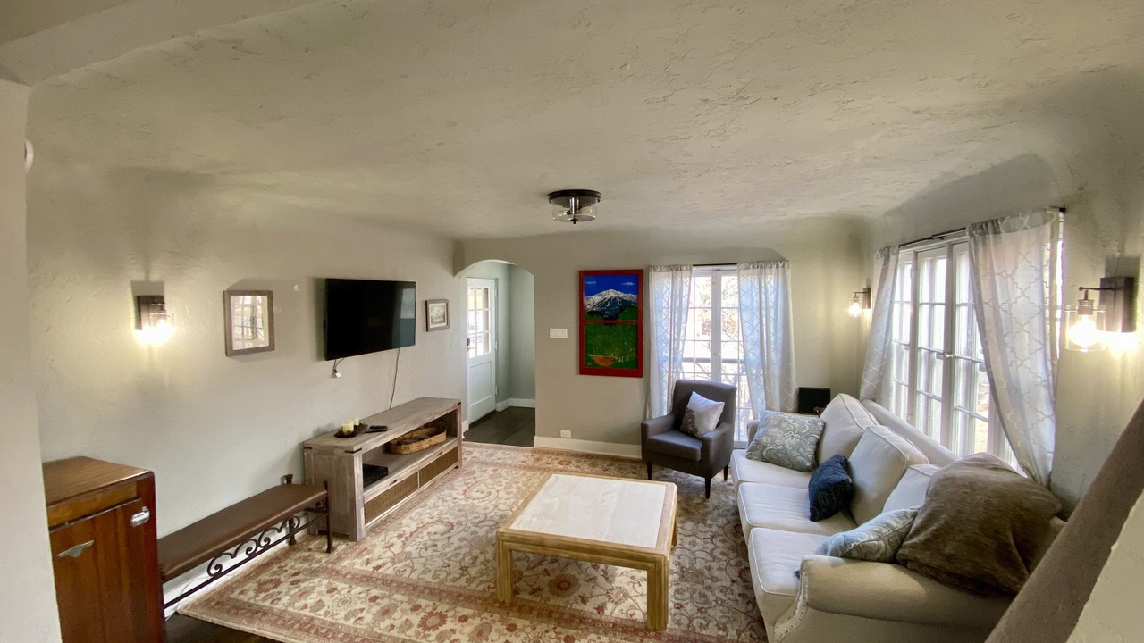 Photo of Livingroom in Edgewater
