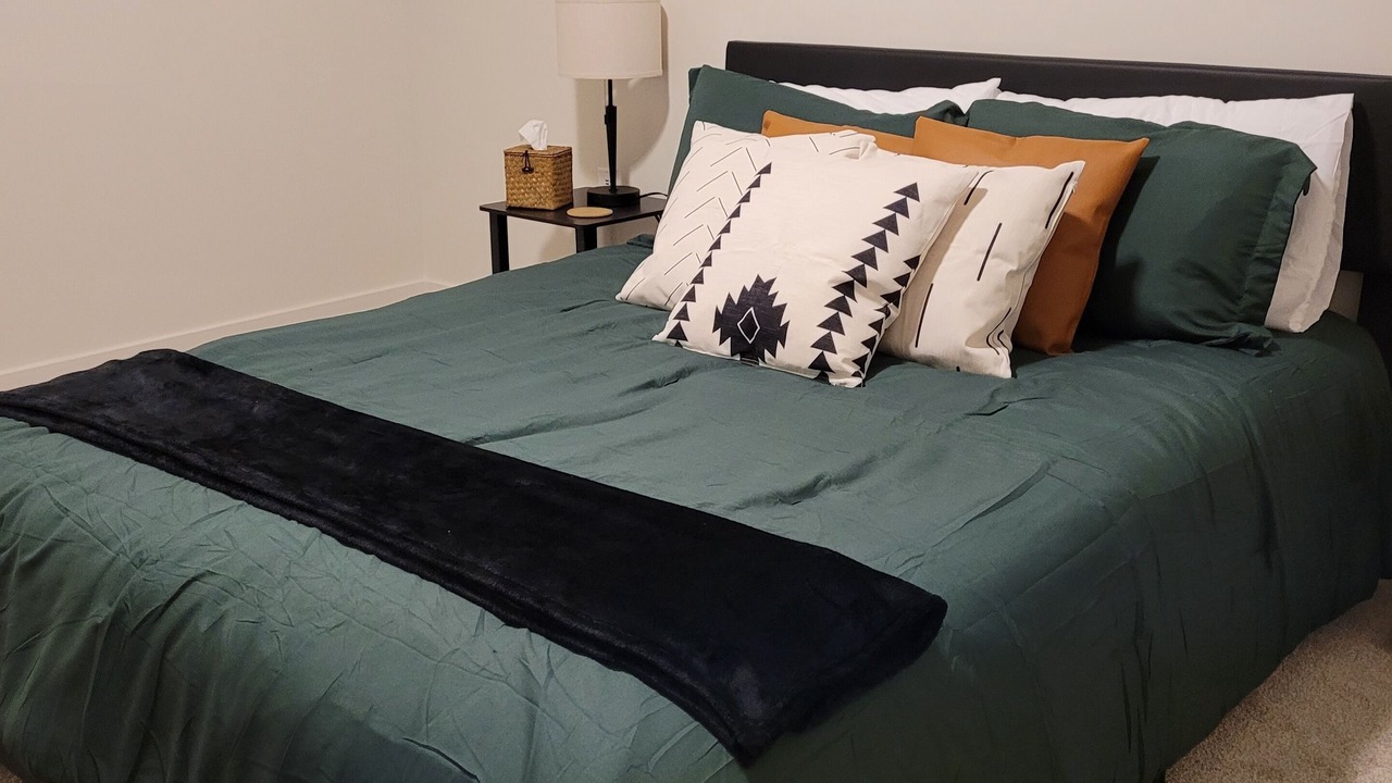 Photo of Bedroom in People's Freeway