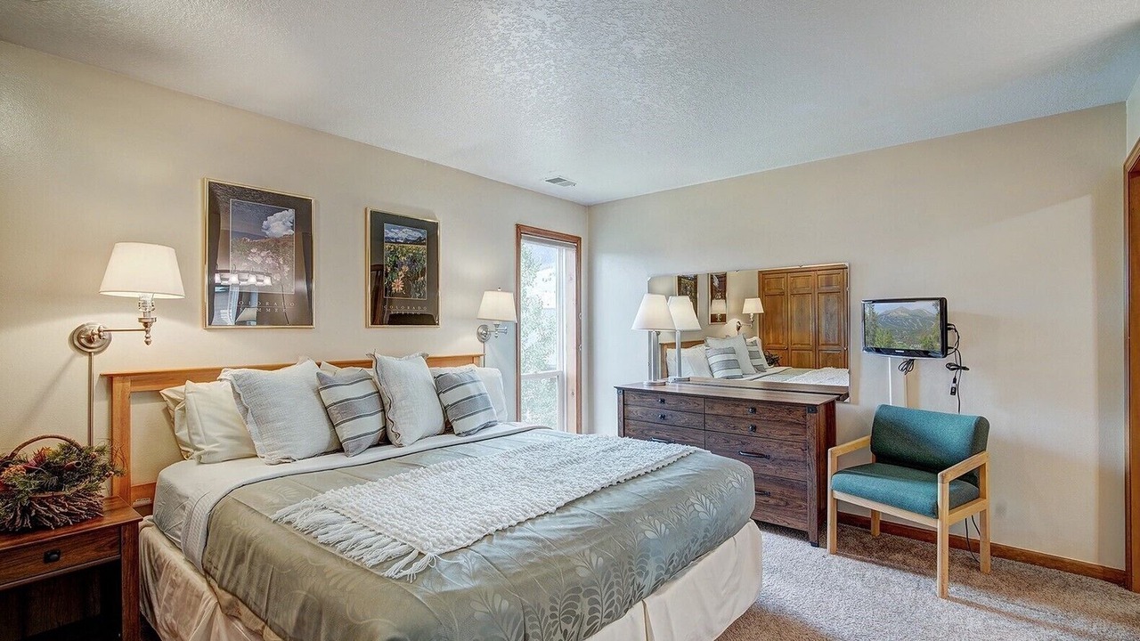 Photo of Bedroom in Summit Cove
