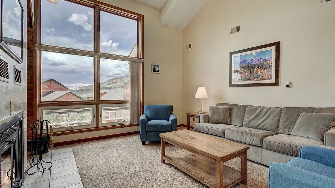 Photo of Livingroom in Summit Cove