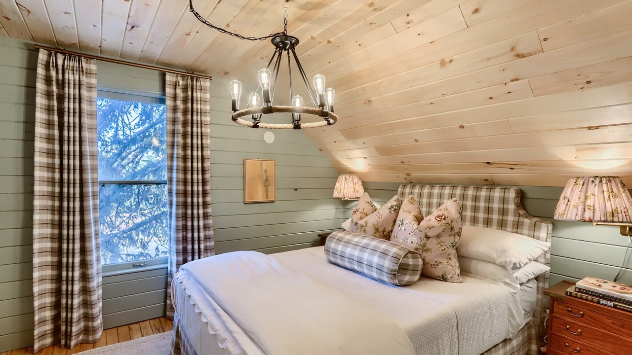 Photo of Bedroom in Lyons