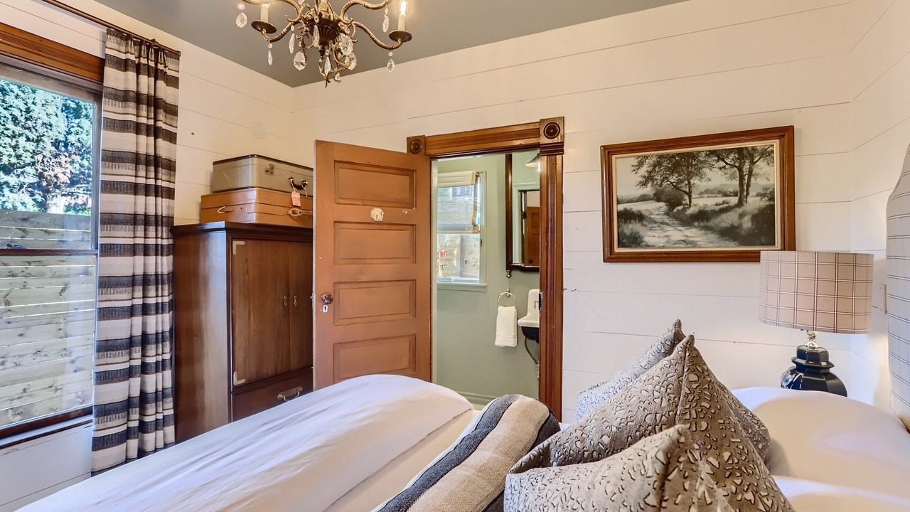 Photo of Bedroom in Lyons