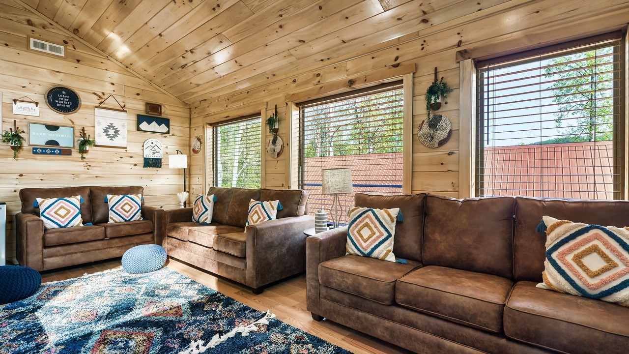Photo of Livingroom in White Oak Lodge